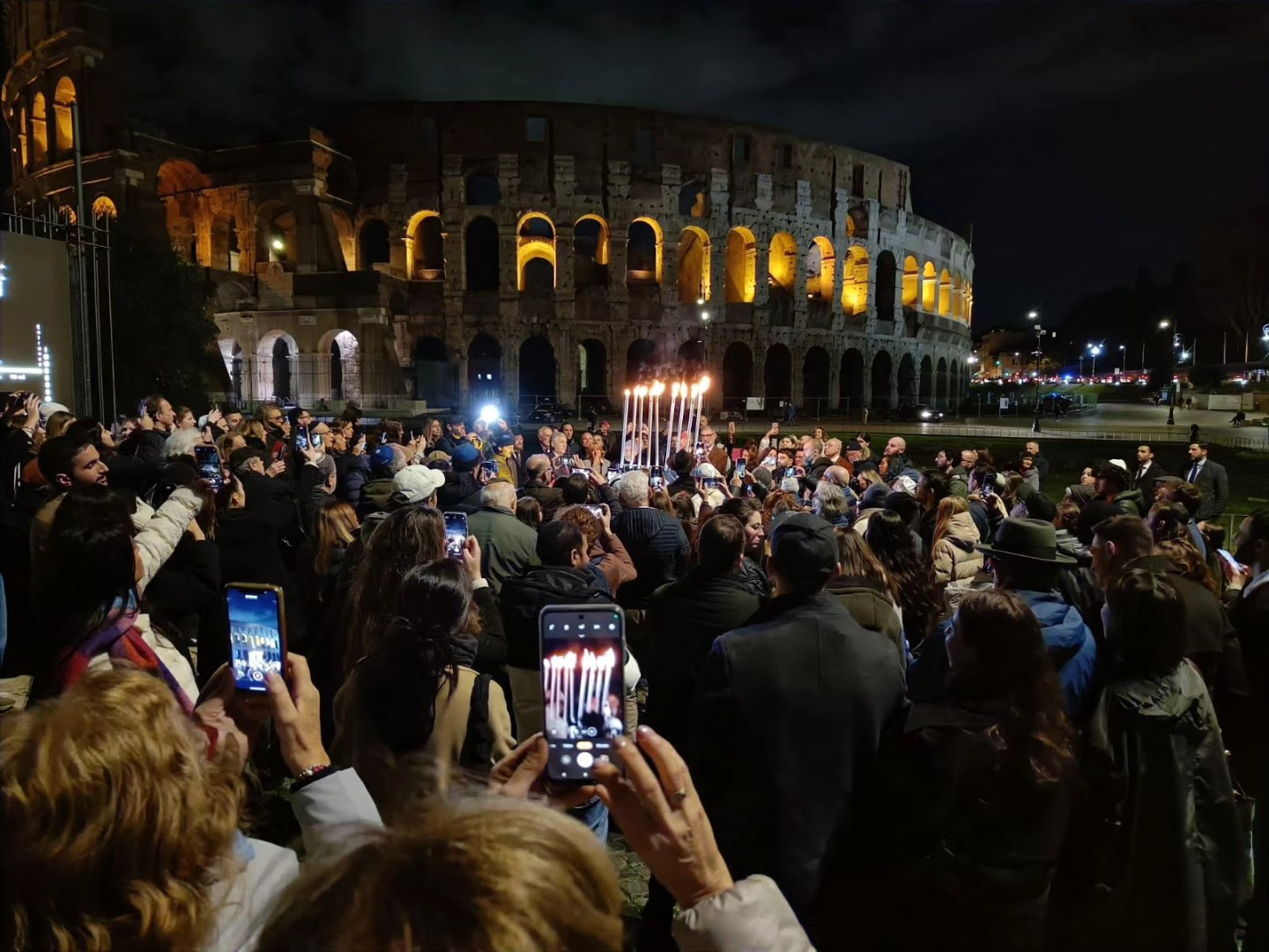 Al Colosseo brilla la luce della chanukkià di ghiaccio del movimento Chabad