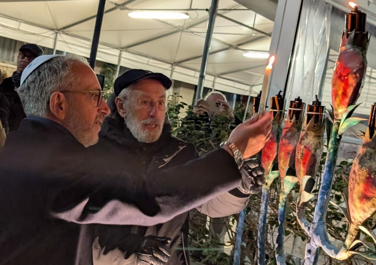 All’Ospedale Israelitico brilla la luce della Chanukkià All’Ospedale Israelitico brilla la luce della Chanukkià