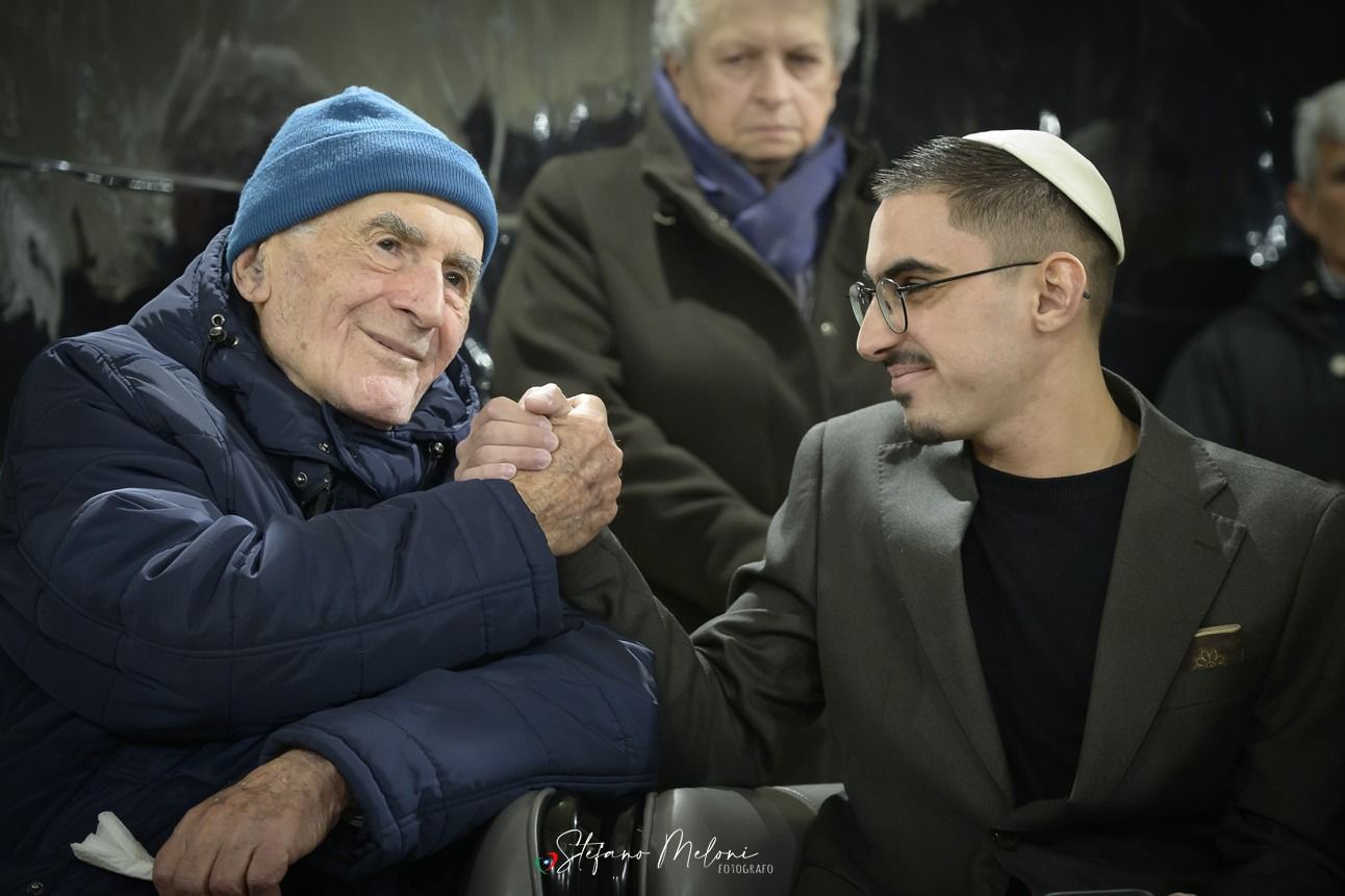 Un vero “al hanisim”: Rom Braslavski e Sami Modiano accendono la prima candela di Chanukkà alla Nuova Casa di Riposo