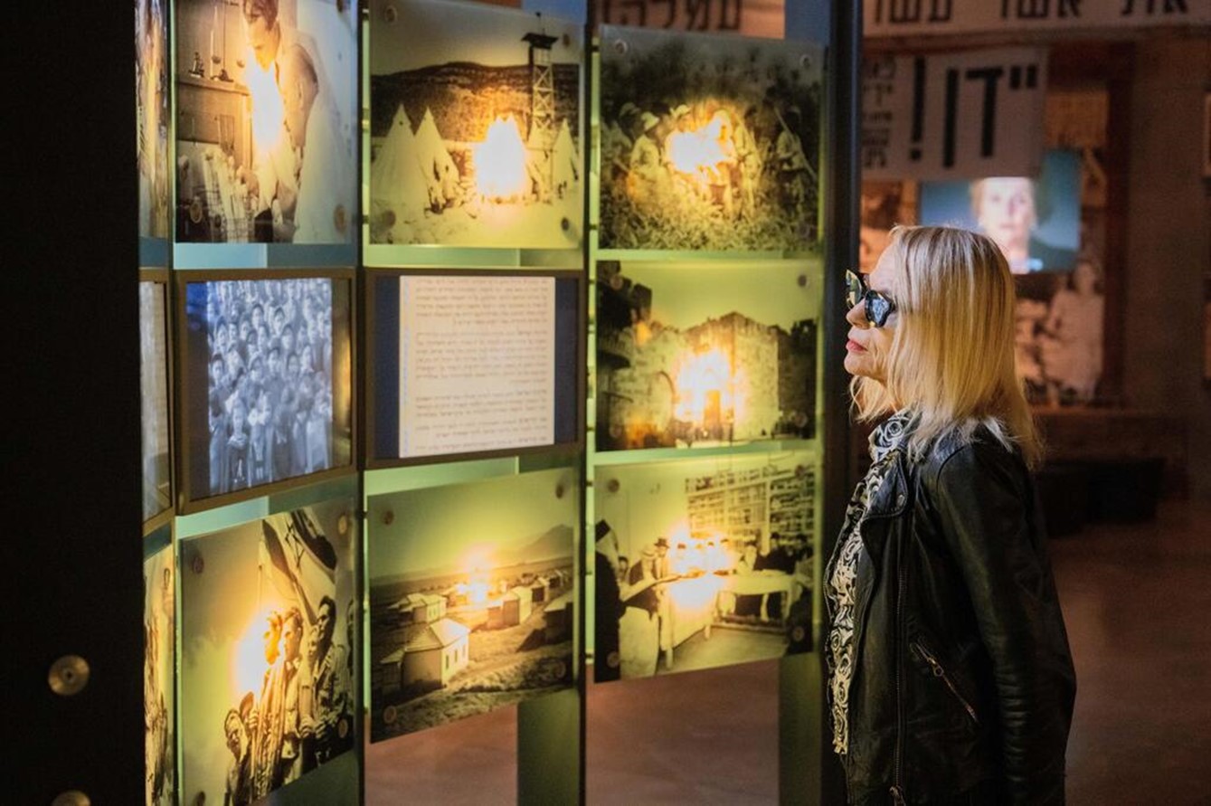 Una notte allo Yad Vashem: la scrittrice francese Laure Adler sola nel silenzio dei ricordi