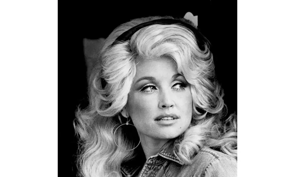 Vandalizzato il profilo Wikipedia di Dolly Parton con la Svastica