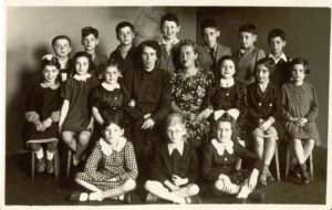Foto di classe della 5° elementare della scuola ebraica di Cosala, rione di Fiume, ante giugno 1940 (Archivio Fondazione CDEC, Fondo Stern Giulio, inv. 015-010)