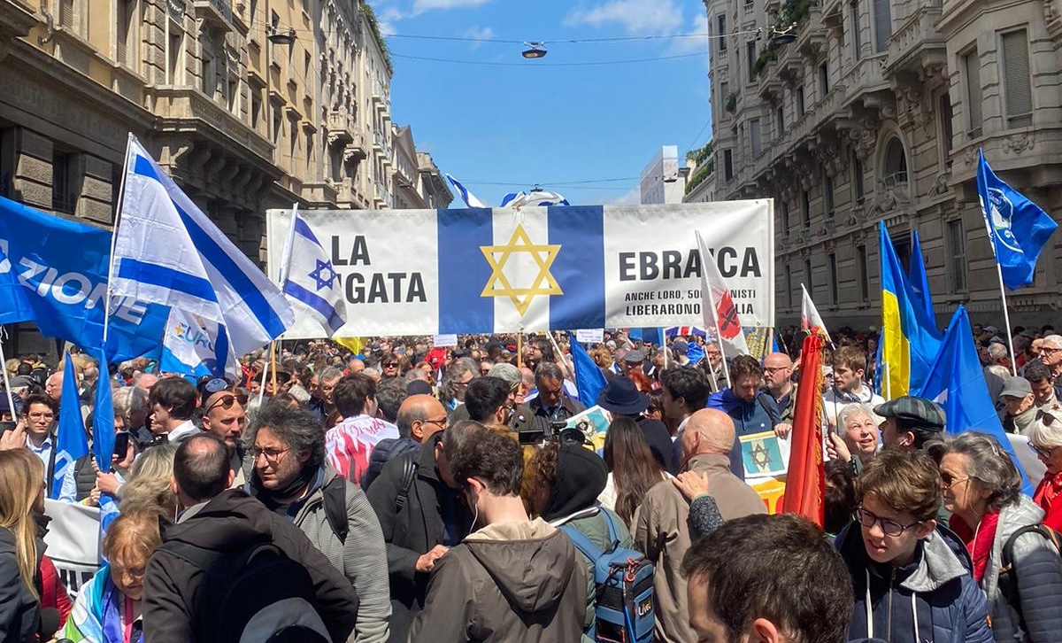 Il 25 aprile a Milano: la Brigata Ebraica insultata e aggredita a piazza Duomo