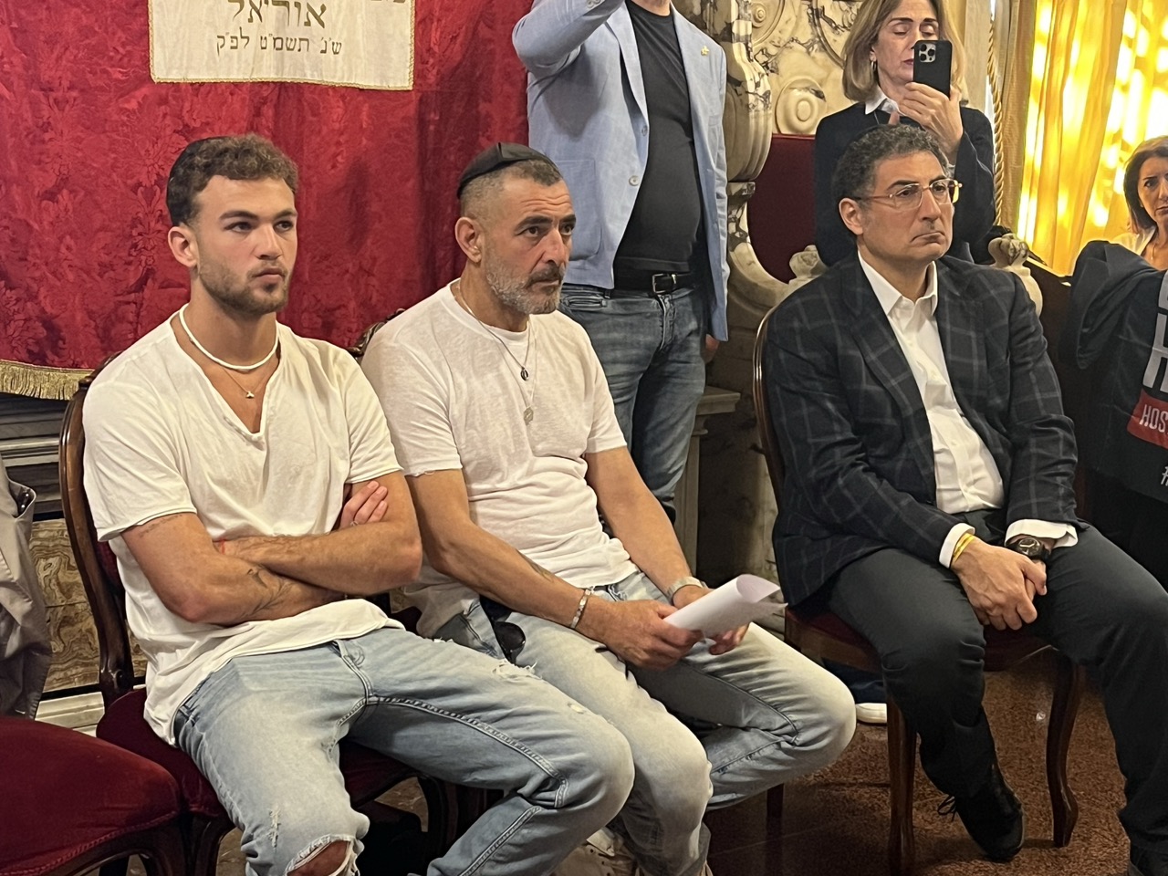 Il toccante incontro della Comunità Ebraica di Roma con i sopravvissuti al 7 ottobre Itay e Agam