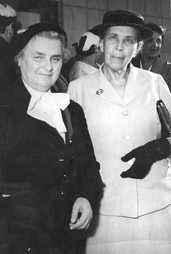Helena Kagan (a destra) e sua cognata, Rachel (Cohen) Kagan (a sinistra), all'apertura della WIZO Jerusalem Baby Home nel 1955. WIZO Archives, Tel Aviv.