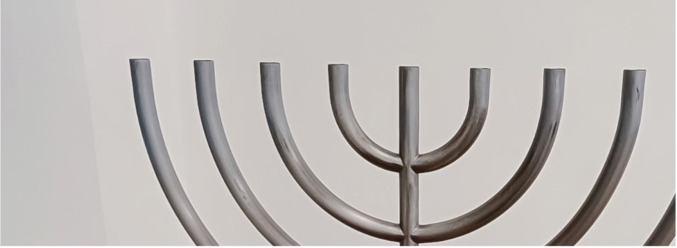 Chanukkah a Casale Monferrato: nel Museo dei Lumi si aggiunge la chanukkiah di Giorgio Griffa