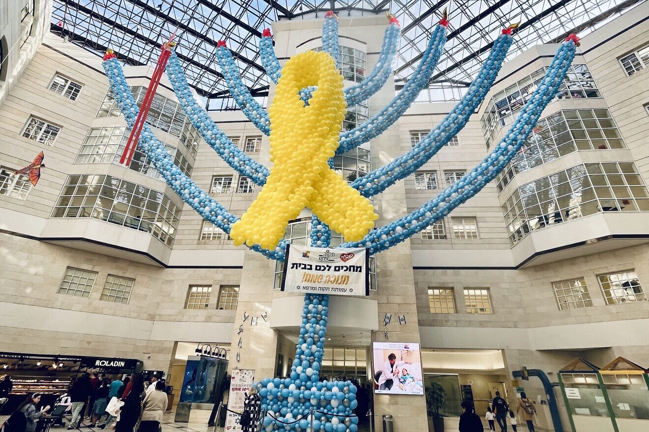 Realizzata una gigantesca chanukkià di palloncini nell’ospedale israeliano Schneider