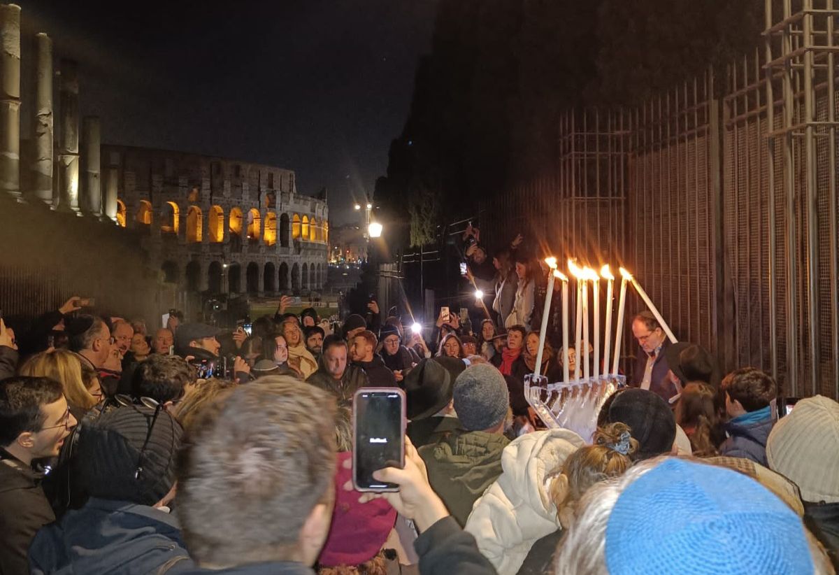 Anche il Colosseo si illumina con la luce della chanukkià