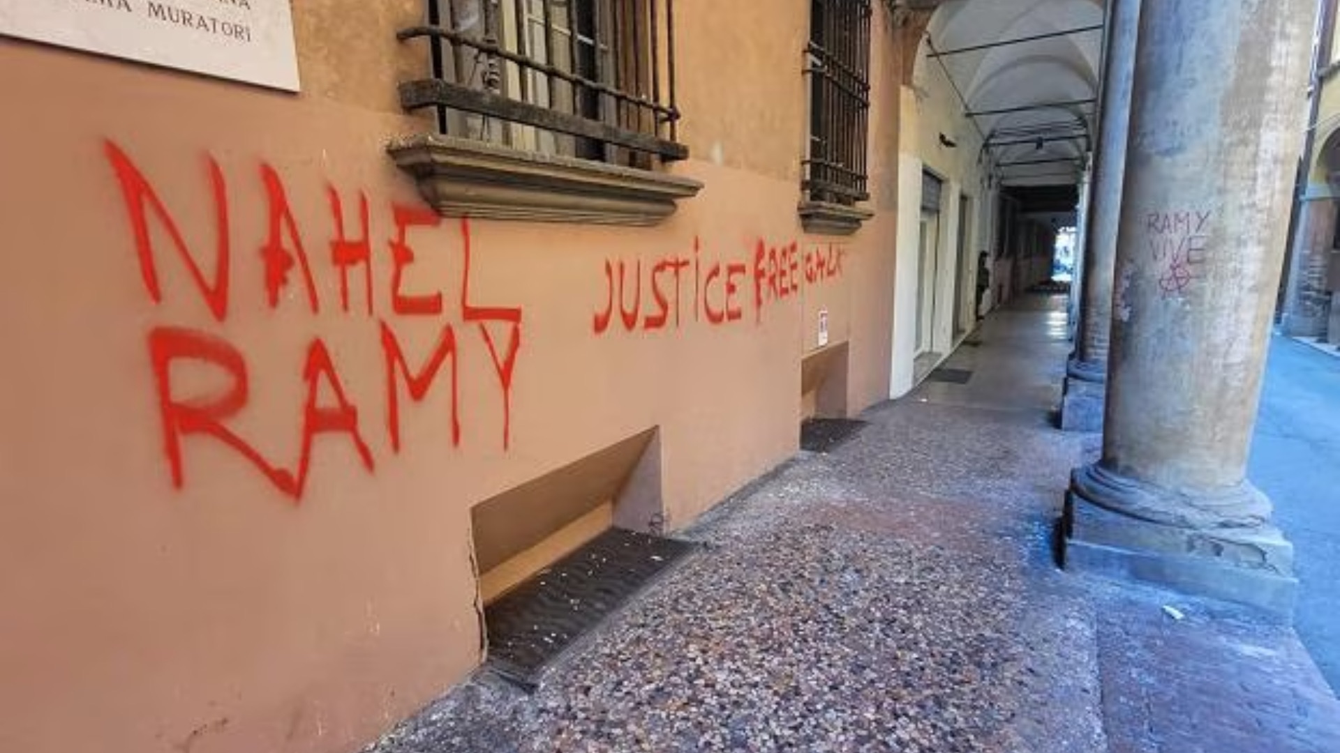 Notte di violenza a Bologna: atti vandalici contro la Sinagoga e scontri con la polizia