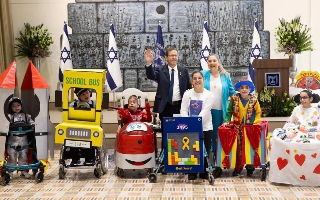 Isaac e Michal Herzog organizzano una festa di Purim per ragazzi con disabilità motorie