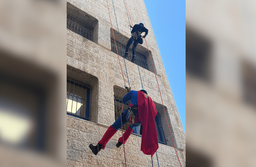 Purim, ‘supereroi’ si calano con le corde per i giovani disabili: “Vedere i loro sorrisi è stato un momento importante”