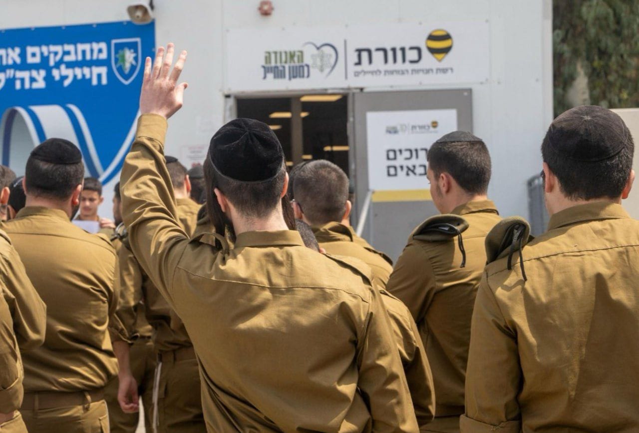 Israele, cresce l’arruolamento tra gli haredim: circa 400 ultraortodossi entrano nell’IDF