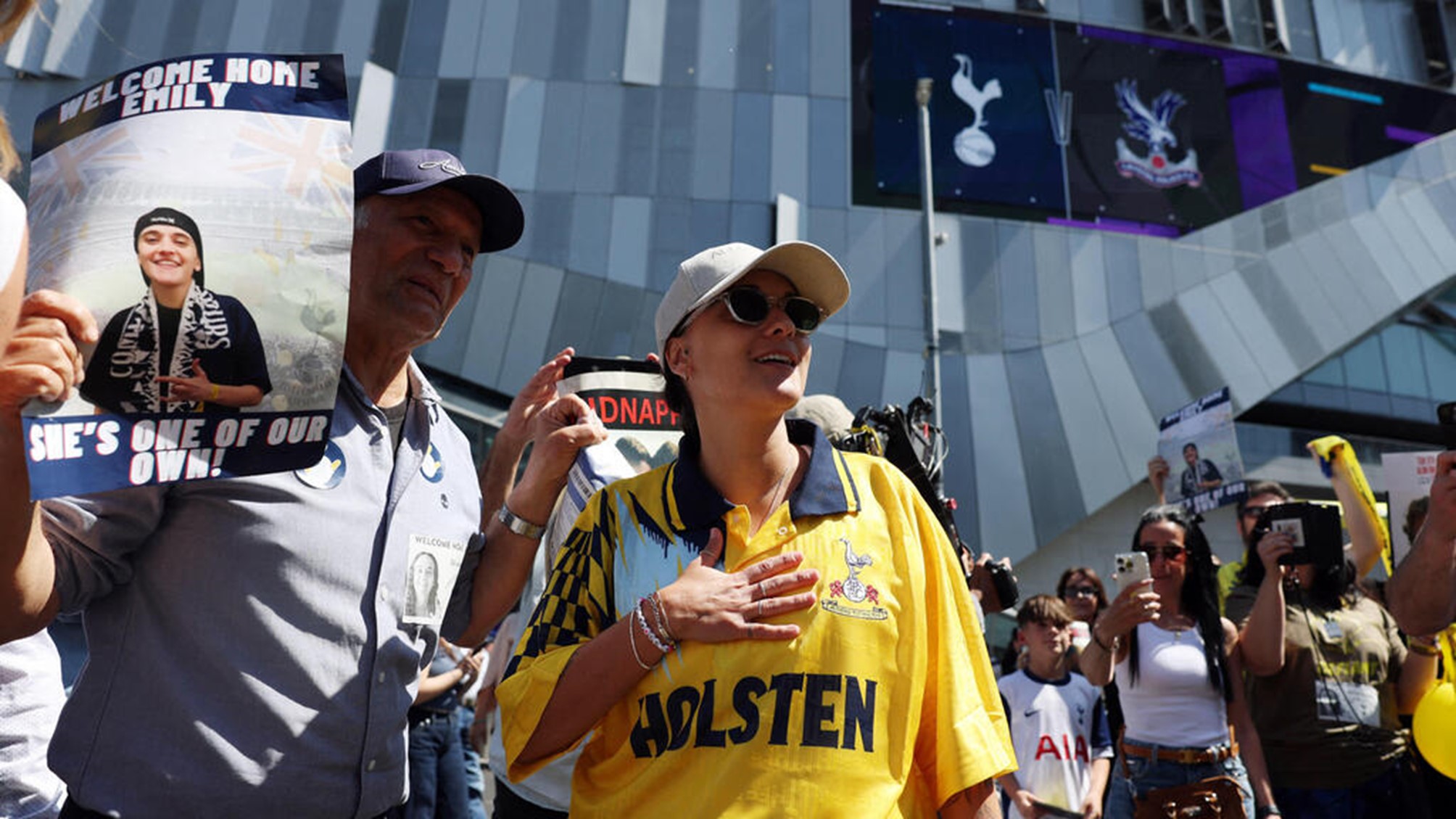 “E’ una di noi”: i tifosi del Tottenham danno il benvenuto all’ex ostaggio Emily Damari