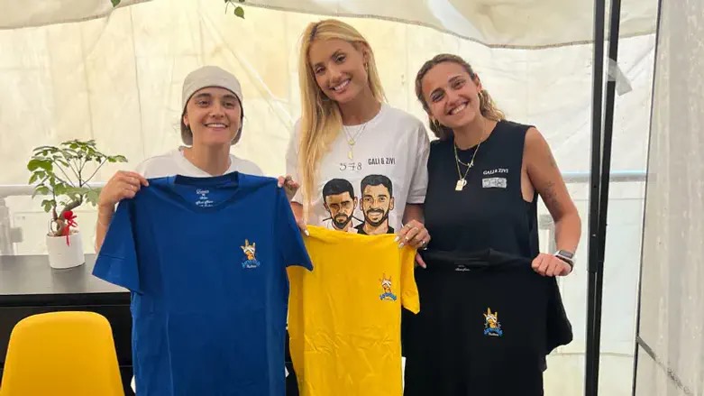 “Jewish Resilience”: Montana Tucker lancia una nuova campagna con gli ex ostaggi Damari e Gonen