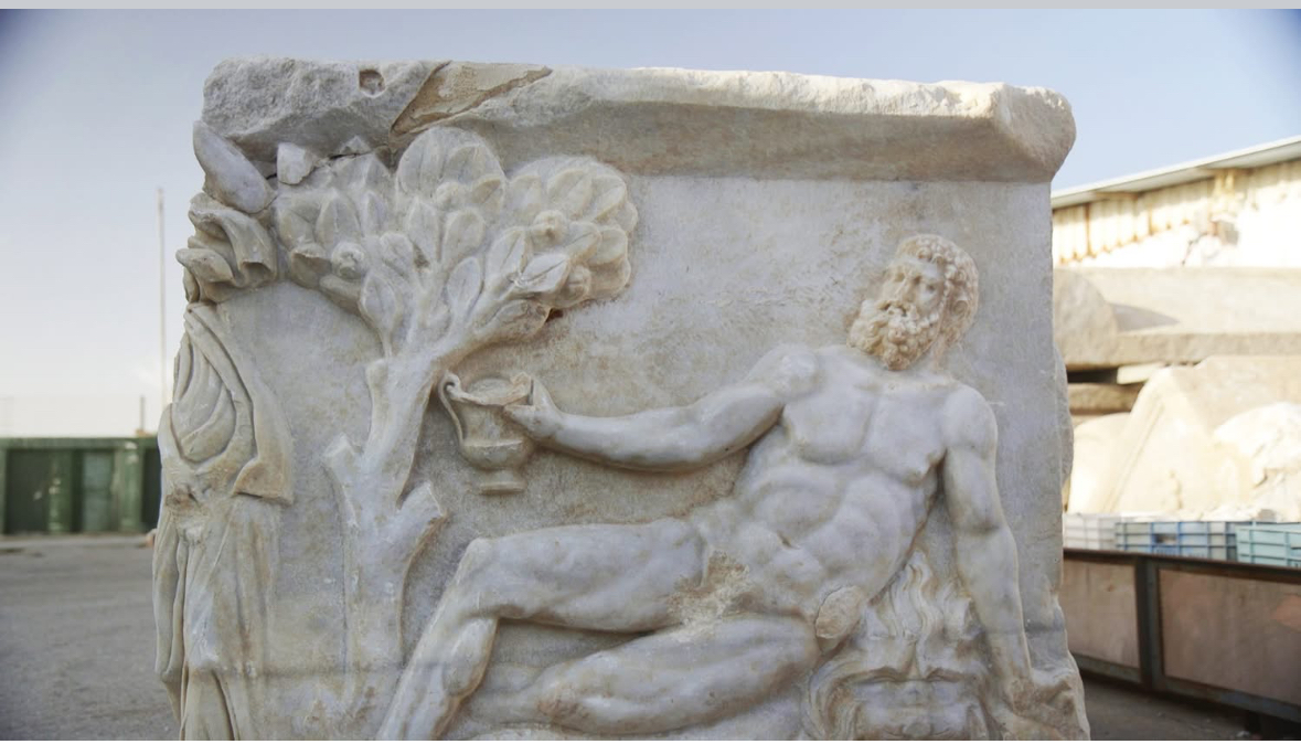 Israele, scoperto un sarcofago di 1.700 anni fa con Dioniso ed Ercole in sfida all’ultimo sorso di vino