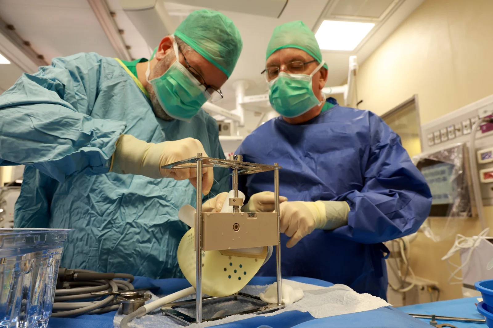 Impiantato con successo il primo cuore artificiale totale in Israele
