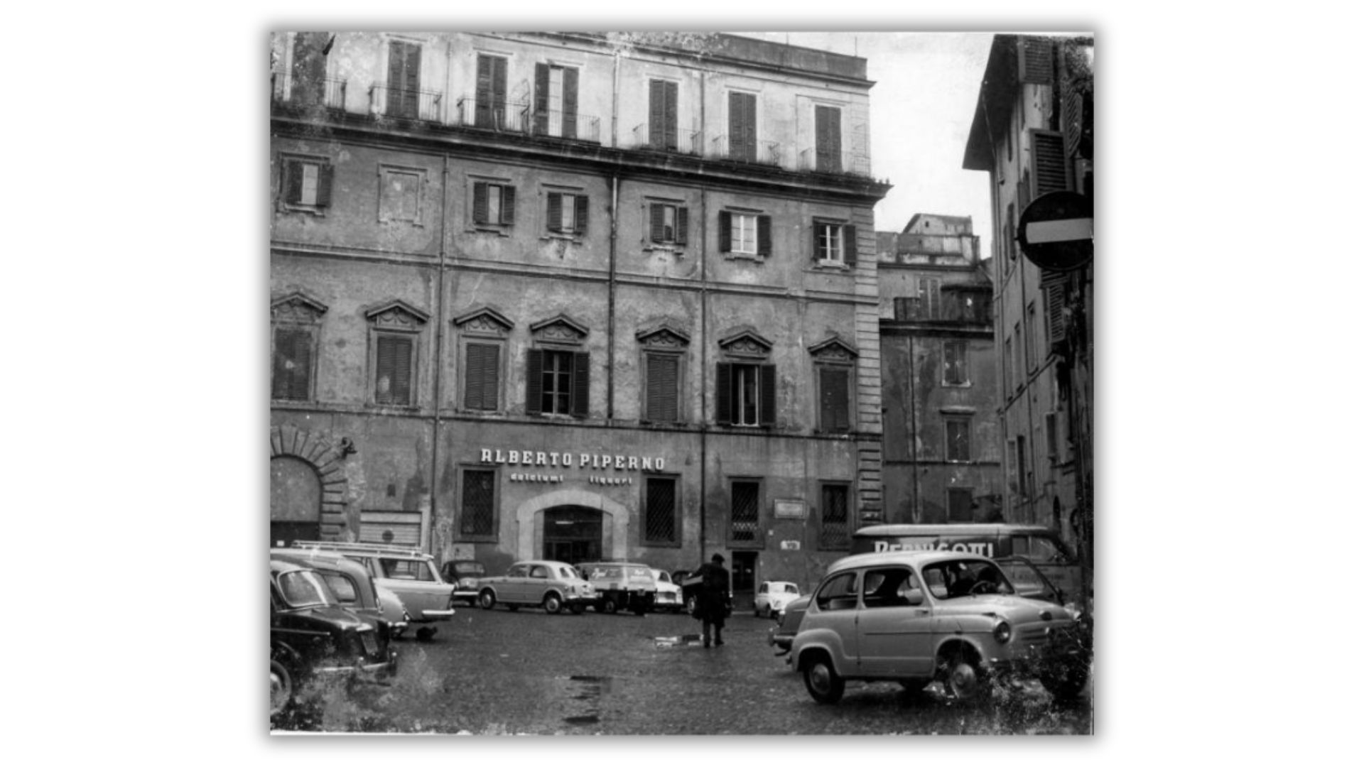 Piazza Costaguti 1960. Dolciumi, liquori e tanta cioccolata Piazza Costaguti 1960. Dolciumi, liquori e tanta cioccolata