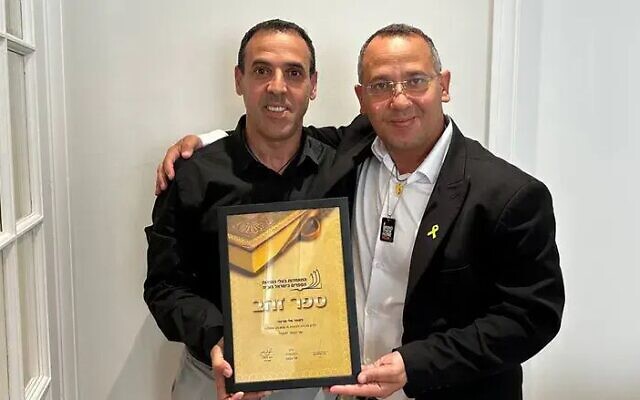 “Hostage”, il libro da record dell’ex ostaggio Eli Sharabi conquista Israele