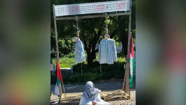 Svezia, nella manifestazione pro-palestinese impiccati manichini con divise da lager