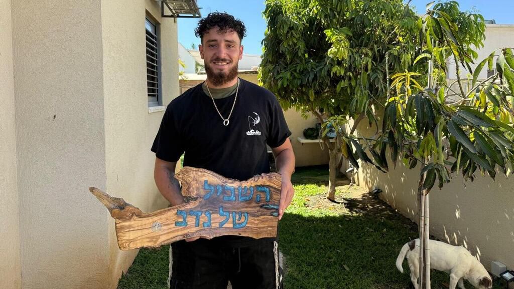 Gli oggetti in legno di Dor, fratello di una vittima del 7 ottobre