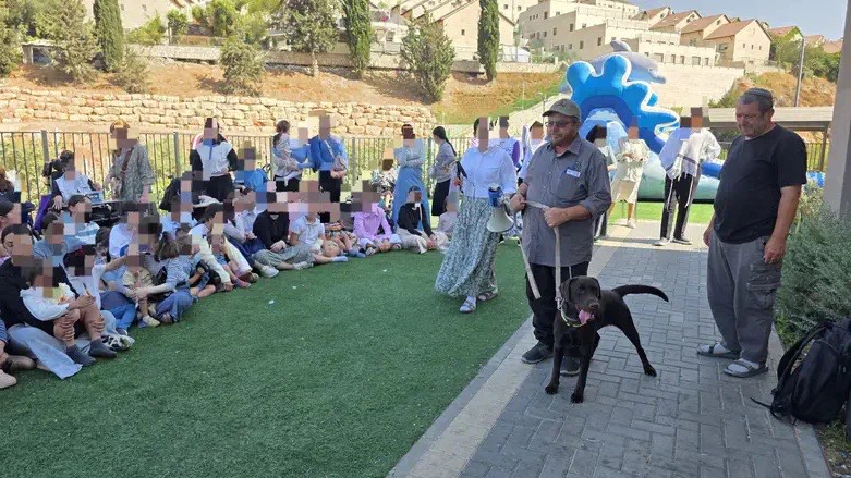 Sorrisi a Tisha B'Av grazie ai cani dell’Israel Dog Unit