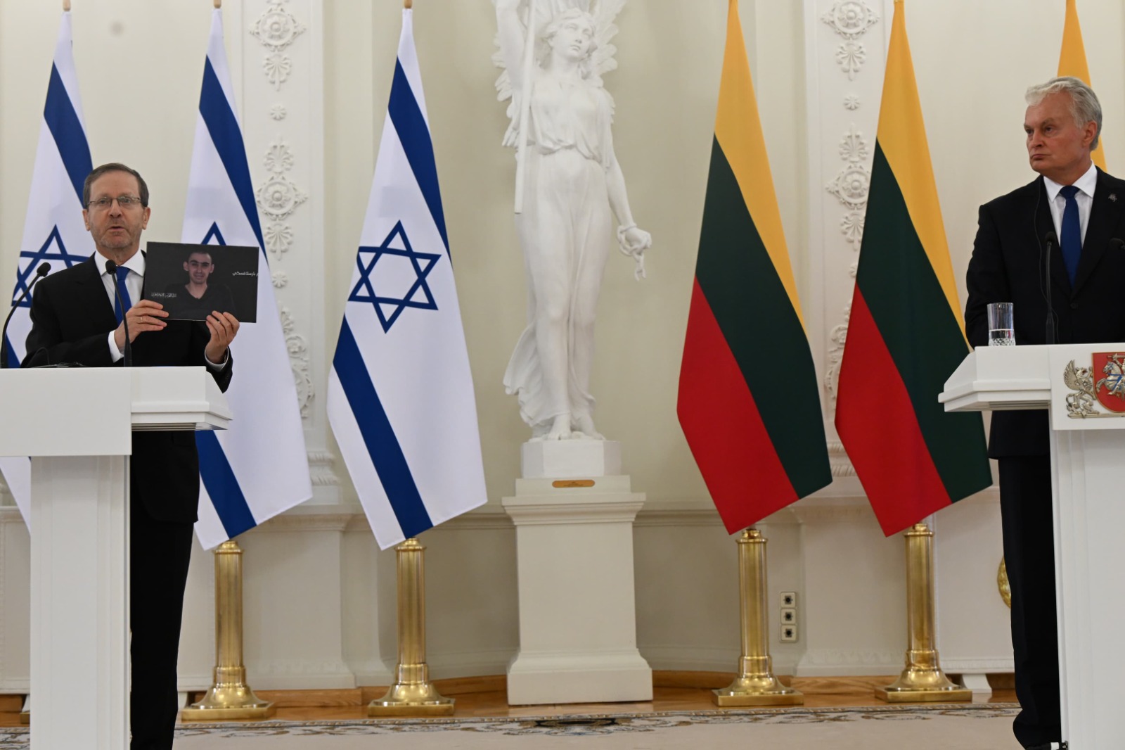 Herzog a Vilnius: “I nostri ostaggi sono vittime di crimini contro l’umanità”