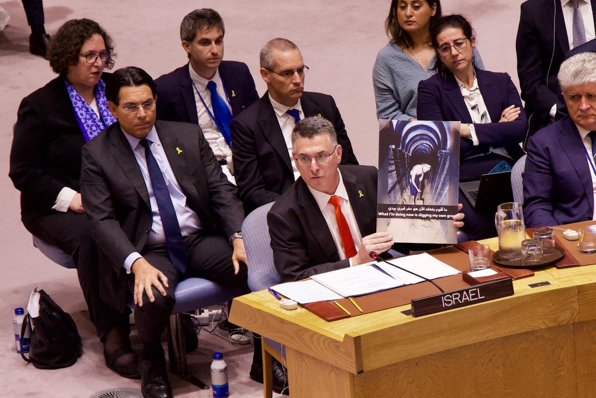 “Silenzio complice”: il fratello dell’ostaggio Evyatar accusa l’ONU mentre Sa’ar punta il dito contro l’ipocrisia internazionale