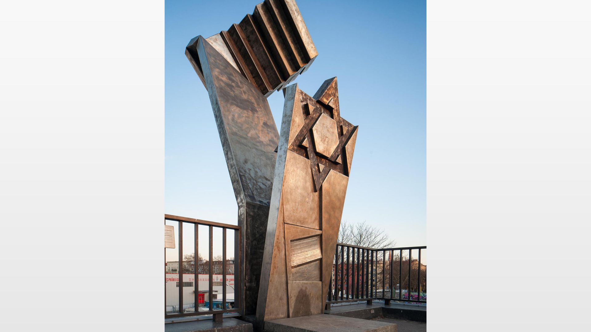 Berlino, vandalizzato il memoriale della Shoah