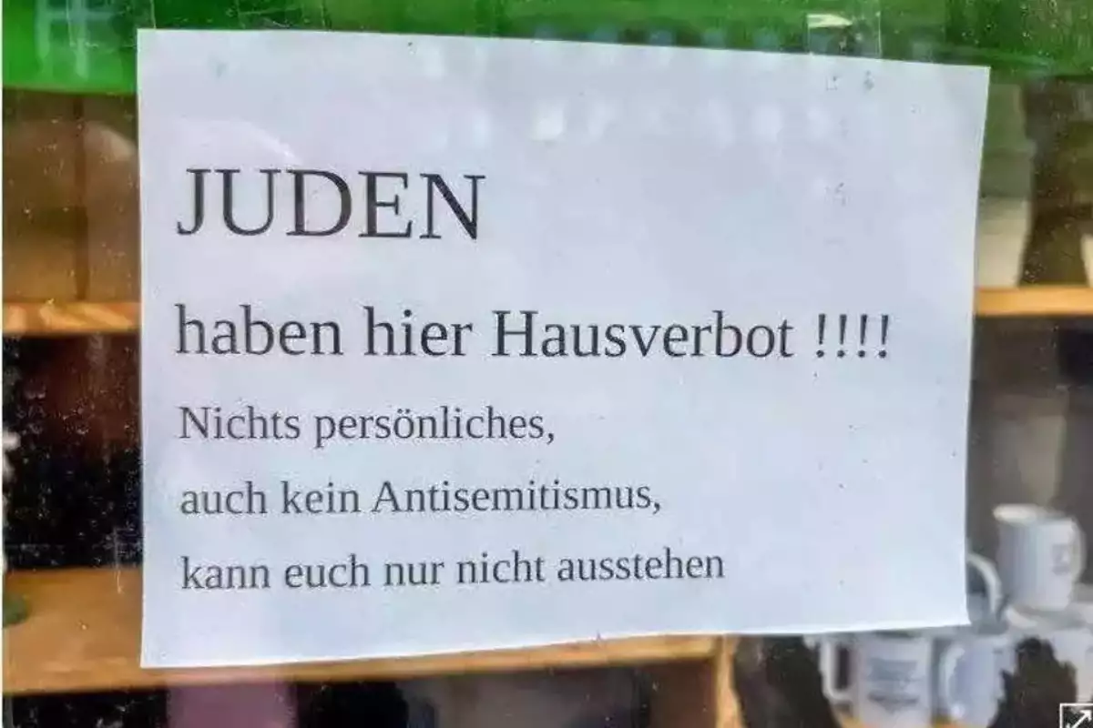 “Vietato l’accesso agli ebrei”: scritta shock apparsa in un negozio in Germania