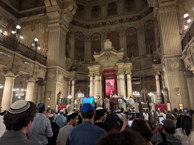 Al Tempio Maggiore l’Hachnasat Sefer Torà in ricordo delle vittime del 7 Ottobre e della famiglia Bibas