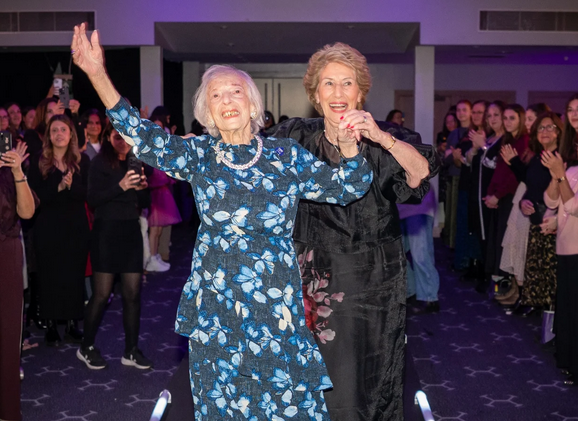 Sopravvissuta alla Shoah sfila a 102 anni: la bellezza del coraggio e della resilienza