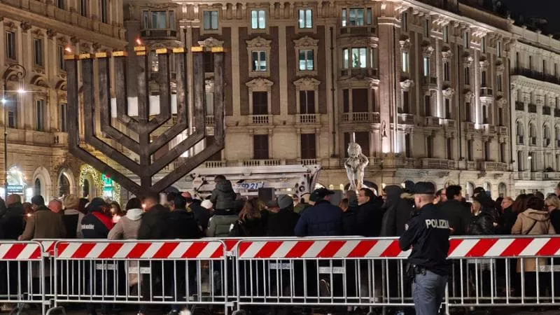 Roma, la luce della Channukià in piazza Barberini: tra festa e commozione per la strage a Sydney Roma, la luce della Channukià in piazza Barberini: tra festa e commozione per la strage a Sydney