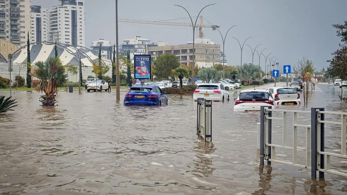 Israele e cambiamenti climatici: nel 2025 caldo record, siccità e piogge estreme Israele e cambiamenti climatici: nel 2025 caldo record, siccità e piogge estreme