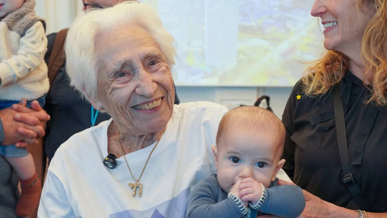 Charlotte Roth, sopravvissuta alla Shoah, fa l’Aliyah a 96 anni: cinque generazioni con lei in Israele Charlotte Roth, sopravvissuta alla Shoah, fa l’Aliyah a 96 anni: cinque generazioni con lei in Israele