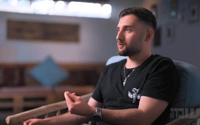 “Mi hanno torturato con scariche elettriche”: la testimonianza di Matan Angrest “Mi hanno torturato con scariche elettriche”: la testimonianza di Matan Angrest