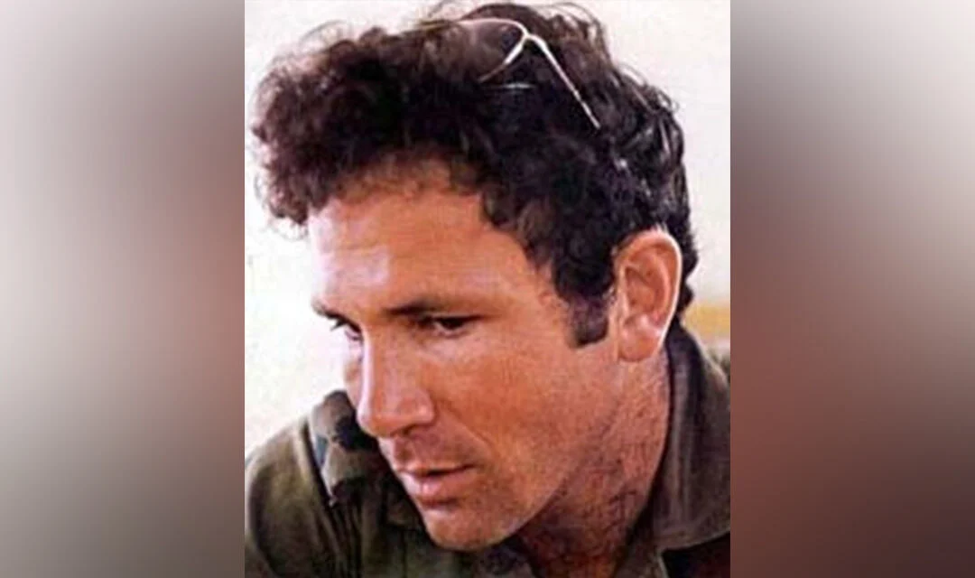 Uganda, statua in ricordo di Yoni Netanyahu a Entebbe Uganda, statua in ricordo di Yoni Netanyahu a Entebbe