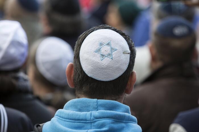 Milano: aggrediti due turisti con la kippah. Insulti antisemiti e pugni Milano: aggrediti due turisti con la kippah. Insulti antisemiti e pugni