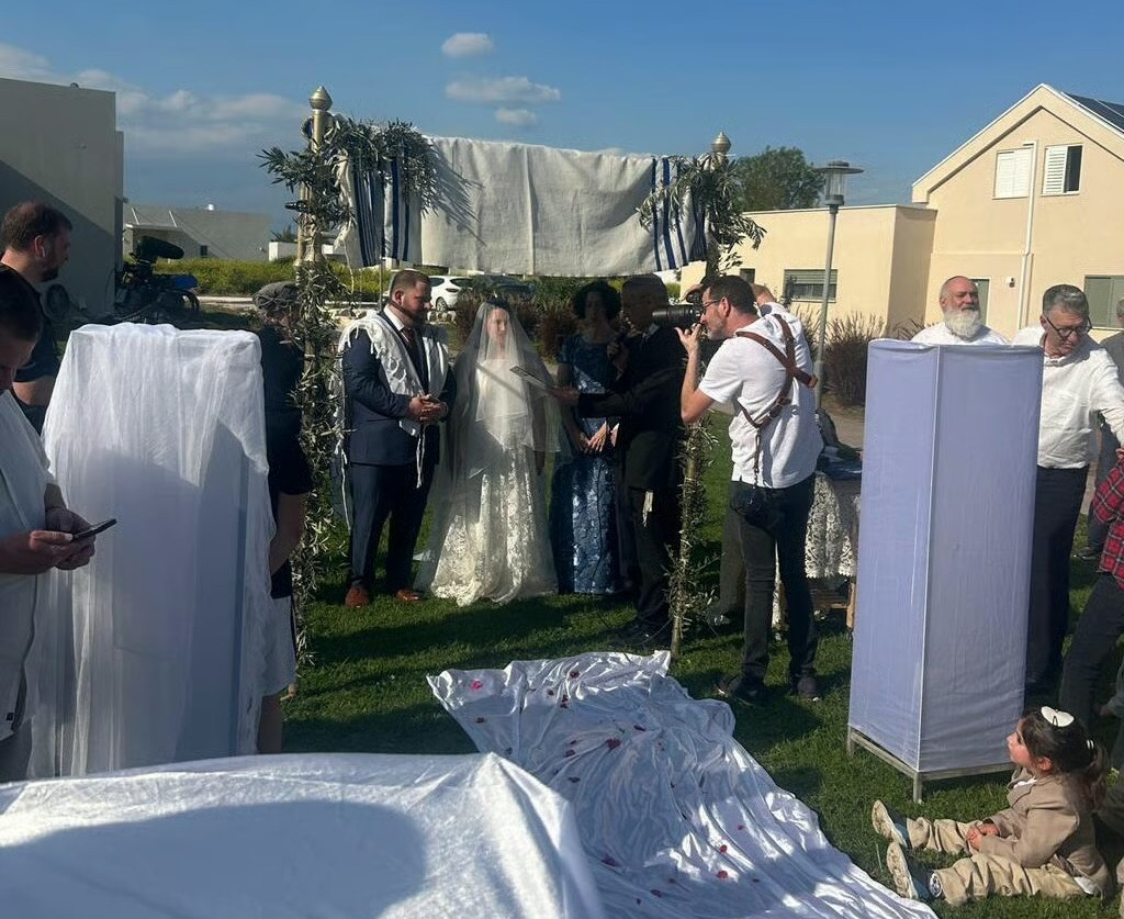 Tra le sirene di guerra si dicono Tra le sirene di guerra si dicono