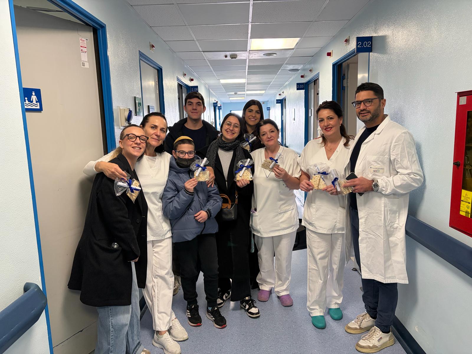 Solidarietà e tradizione: i giovani della Comunità in visita all’Ospedale Israelitico Solidarietà e tradizione: i giovani della Comunità in visita all’Ospedale Israelitico