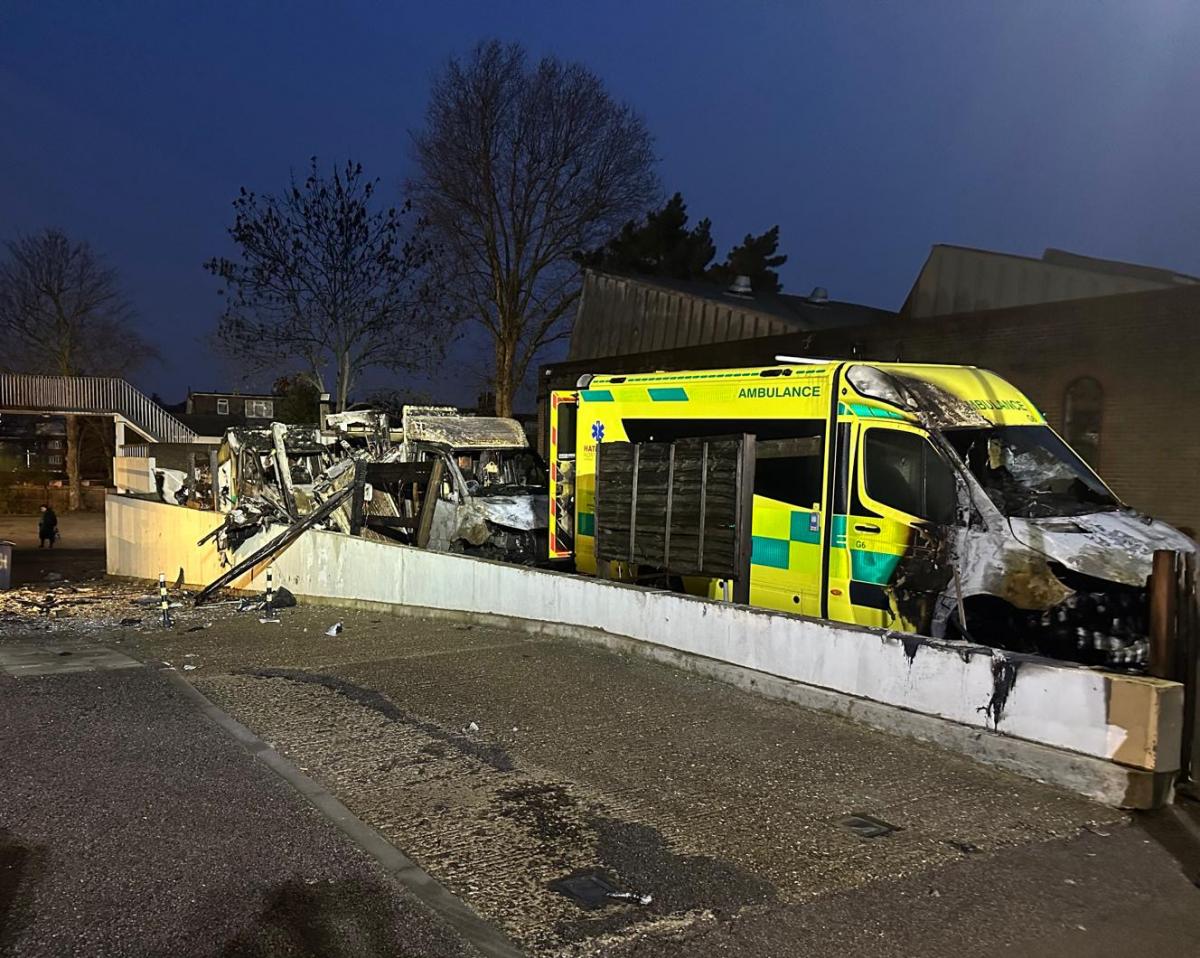 Londra, ambulanze incendiate: record di donazioni. Indagini su un gruppo legato all’Iran