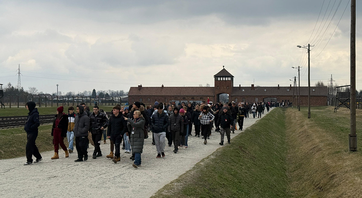 Studenti ad Auschwitz senza testimoni: la memoria passa ai giovani