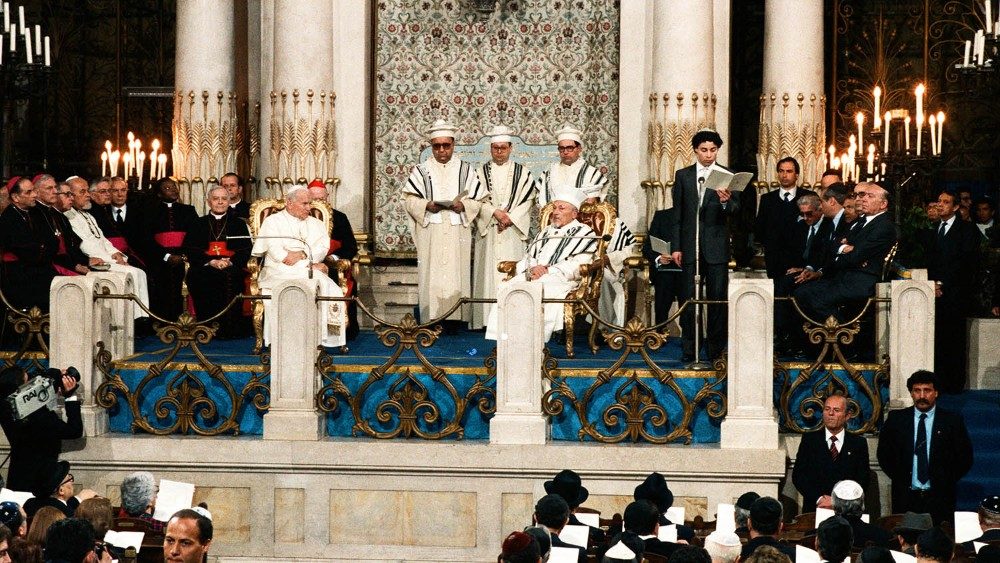 “Una vera svolta nei rapporti tra Chiesa ed ebraismo”: il discorso di Rav Elio Toaff a Giovanni Paolo II “Una vera svolta nei rapporti tra Chiesa ed ebraismo”: il discorso di Rav Elio Toaff a Giovanni Paolo II