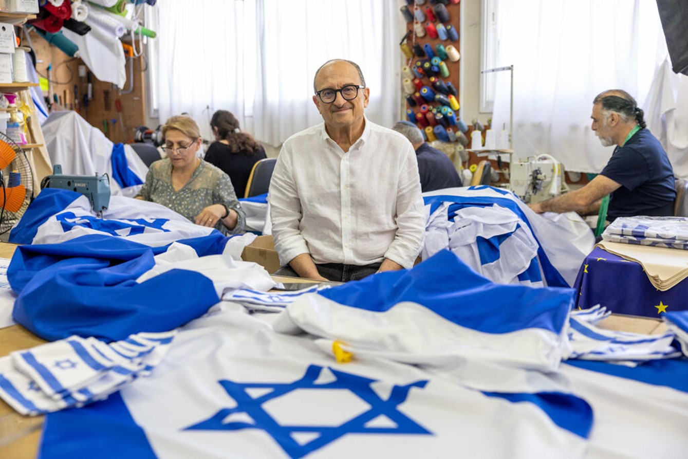 Israele, boom di vendite di bandiere: cresce il simbolo americano accanto a quello nazionale