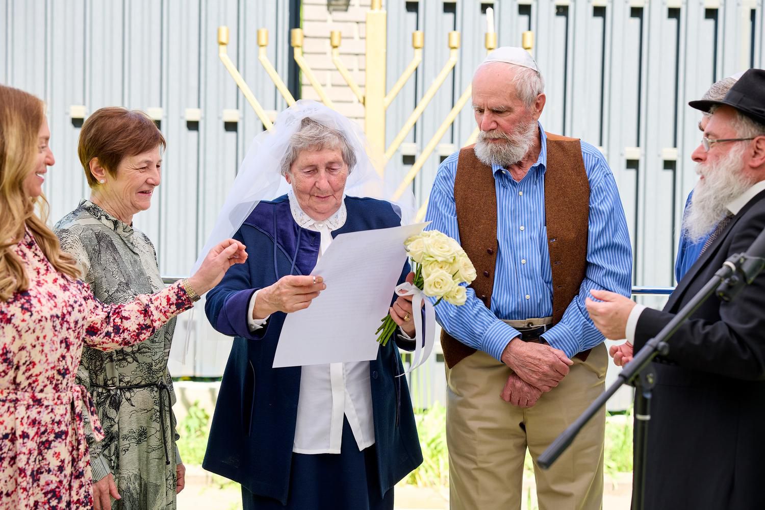 Kiev, nozze durante il cessate il fuoco: sotto la chuppah anche una coppia di 92 anni