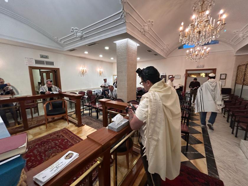 Pregare all’alba: la Tefilat Hanetz al Bet Yakov di Roma