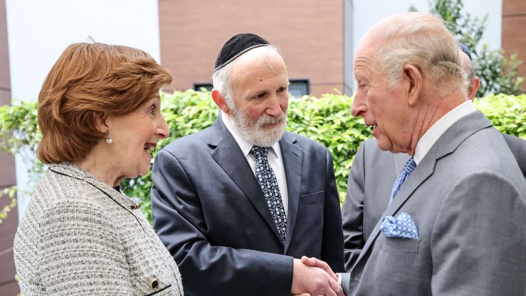 Re Carlo a Golders Green dopo gli attacchi antisemiti