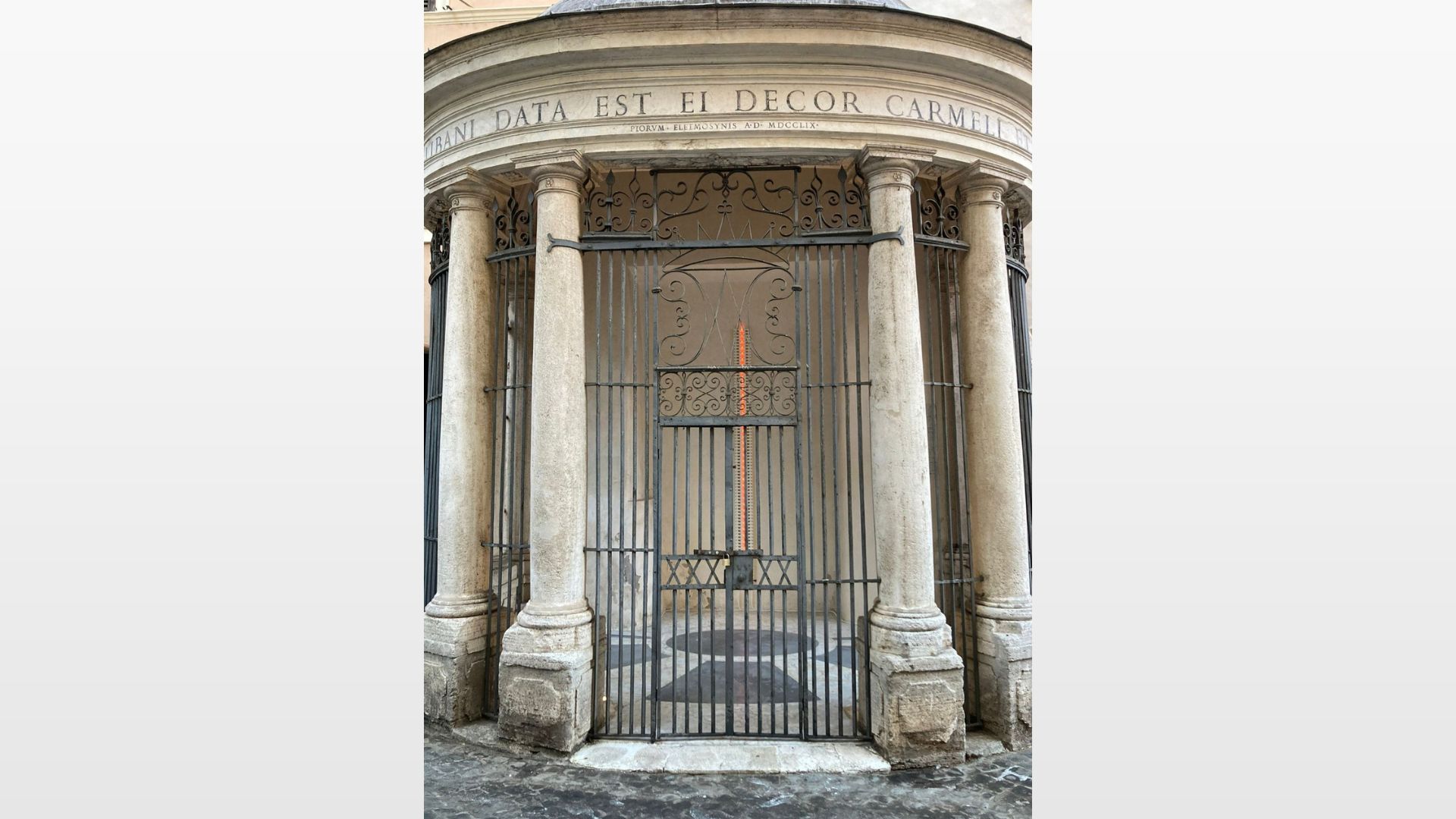 Shay Frisch accende il Tempietto del Carmelo