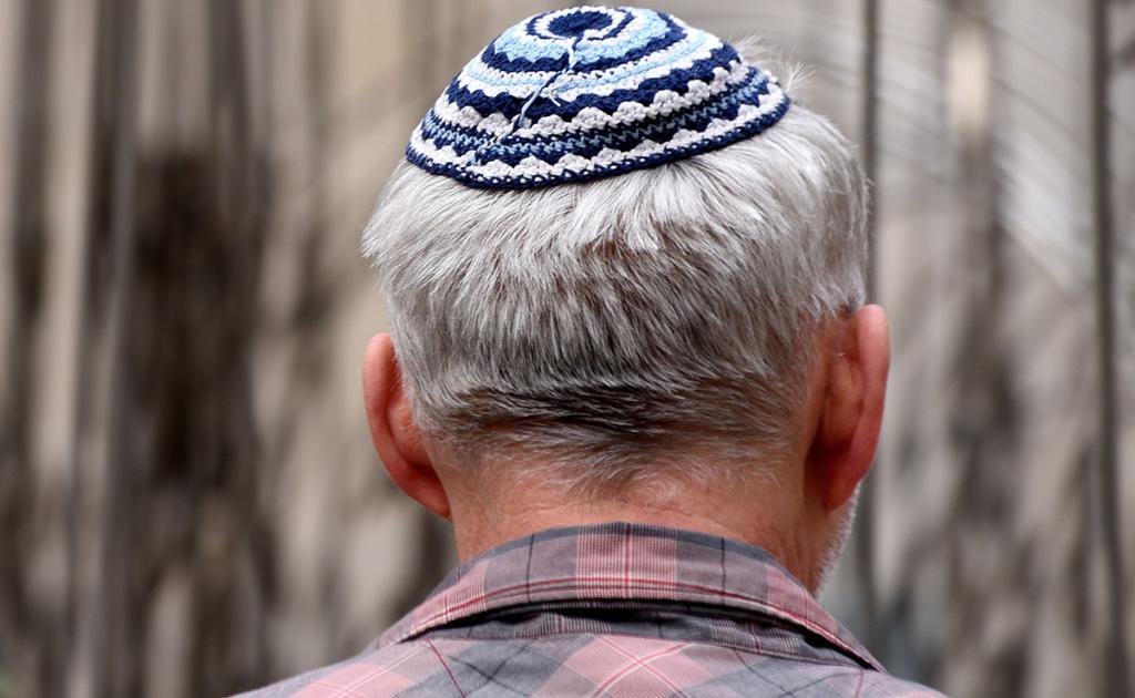 Berlino, uomo con la kippah aggredito davanti ai figli