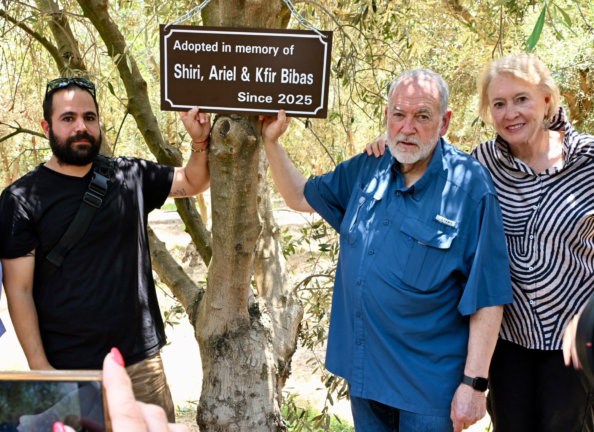 “Non saranno mai dimenticati”: l’ambasciatore Huckabee e Yarden Bibas dedicano un ulivo a Shiri, Ariel e Kfir