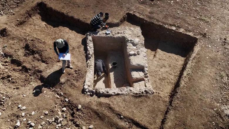 Israele, estratto intatto un mikveh di 2.000 anni fa dal peso di 25 tonnellate